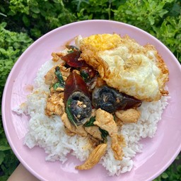 กะเพราไก่ไข่เยี่ยวม้า+ไข่ดาว