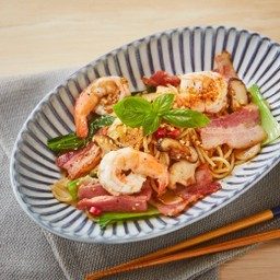 สปาเก็ตตี้ผัดกระเทียมกุ้งและเบคอน