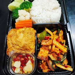 ชุด ข้าวพริกแกงทะเลหน่อไม้+ไข่เจียวหมูสับ อร่อยอย่างแรง