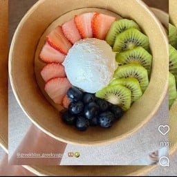 กรีกโยเกิร์ตกับผลไม้สด