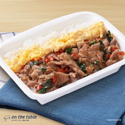 ข้าวหมูผัดใบโหระพาไข่คน