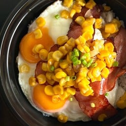 ข้าวไข่เบคอนข้าวโพดผัดเนย