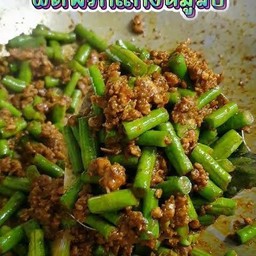 ผัดพริกเเกงหมูสับใบเขียว
