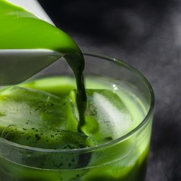 Matcha form with honey