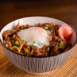 [อร่อยซ่ากับโค้ก] ข้าวหน้ายากินิกุเนื้อไข่ออนเซ็น +  โค้ก ออริจินัล (กระป๋อง) 