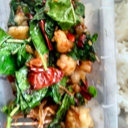 ข้าวกะเพรากุ้งสับ