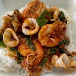 ข้าวราดพริกแกงทะเลกุ้งหมึก