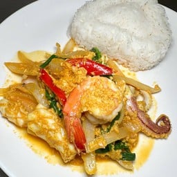 ข้าวราดทะเลผัดผงกะหรี่