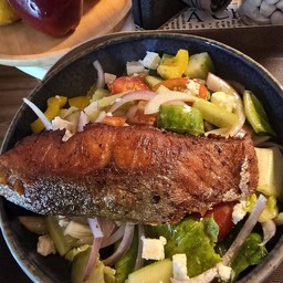 Grill Salmon salad แซลมอนสลัด