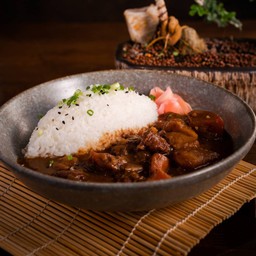 [อร่อยซ่ากับโค้ก] ข้าวแกงกะหรี่เนื้อตุ๋น +  โค้ก ออริจินัล (กระป๋อง)
