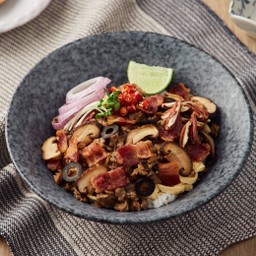 ข้าวหมูสับผัดมะกอกดำเบคอน