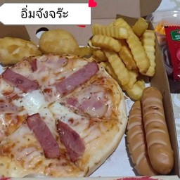 พิซซ่าชิ้นเล็ก6 นิ้ว ใส้กรอกเล็ก2 นักเกต 1 เฟรนฟาย