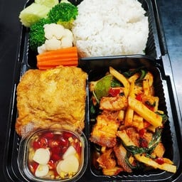 ชุด ข้าวพริกแกงไก่หน่อไม้+ไข่เจียวหมูสับ อร่อยอย่างแรง