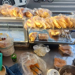 ร้านขนมถังทองแม่นิด