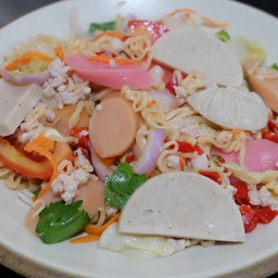 ยำมาม่าหมูสับ หมูยอ ไส้กรอก