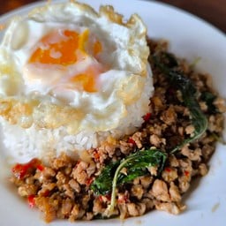 กานดาข้าวผัดปูและกระเพรา สารินซิตี้อาคารพาณิชย์ข้างๆหมู่บ้านซื่อตรงอยู่ถนนเมนเยื้องๆเดอะคาแนล