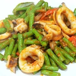 ข้าวปลาหมึกผัดพริกแกง