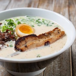 [อร่อยซ่ากับโค้ก] ทงคตสึราเมงถ้วยใหญ่ +  โค้ก ออริจินัล (กระป๋อง)
