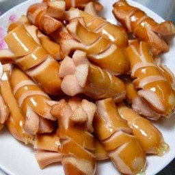ข้าวหน้าไส้กรอกหนังกรอบทอด+ซอส