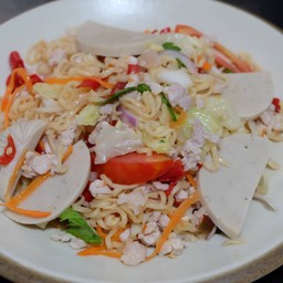 ยำมาม่าหมูสับหมูยอ