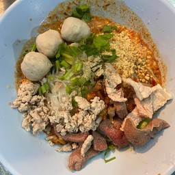 ก๋วยเตี๋ยวเส้นเล็กหมูต้มยำ