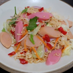 ยำมาม่าไส้กรอกทูโทน