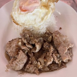 ข้าวหมูกระเทียมพริกไทย