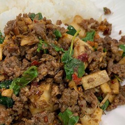ข้าว + กระเพราเนื้อหน่อไม้ดอง