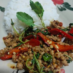 กระเพราไก่ราดข้าว