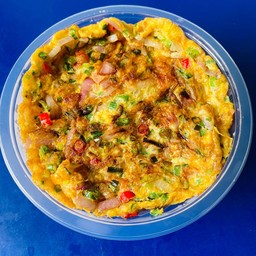 [อร่อยซ่ากับโค้ก] ข้าวหอมมะลิ กับไข่เจียวทรงเครื่องไส้แน่น ไข่ 2 ฟอง +  โค้ก ออริจินัล (ขวด)