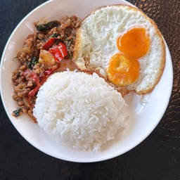 กระเพาไก่ชิ้นข้างหอมมะลิ+ไข่ดาว