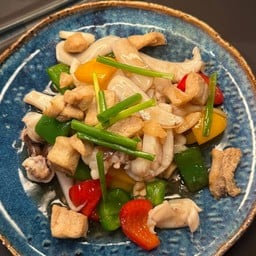 ปลาหมึกผัดพริกไทยดำ กากหมู