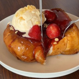 สตรอเบอร์รี่คาราเมลครัมเบิ้ลโทสต์