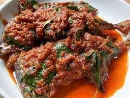 ปลาทูราดพริกแกงเผ็ด