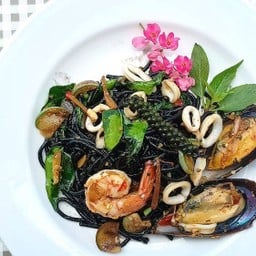 พาสต้าเส้นดำผัดฉ่า ซีฟู้ด