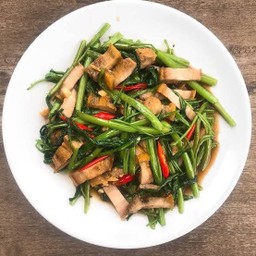 ผักบุ้งไฟแดงหมูกรอบจุใจ(กับข้าว)