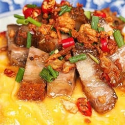 ข้าวหมูกรอบคั่วพริกเกลือ.ไข่ข้น (ไข่2ใบ)