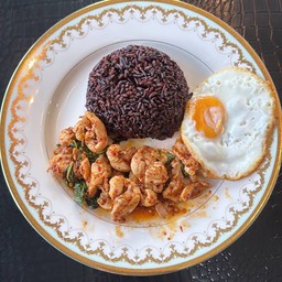 กระเพาไก่ชิ้นราดข้าวไร์เบอร์รึ่+ไข่ดาว