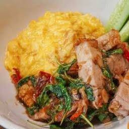 ข้าวไข่ข้นกะเพราหมูกรอบ