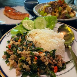 ข้าวกะเพราแห้งไข่ข้น