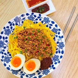 บะหมี่ยูนนานราดซอสหมูสับสูตรลับ พิเศษใส่ไข่