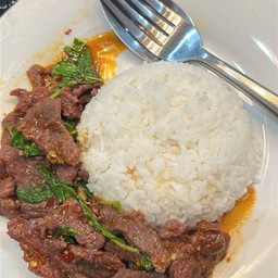 กระเพราเนื้อชิ้นราดข้าวขาวหอมมะลิ