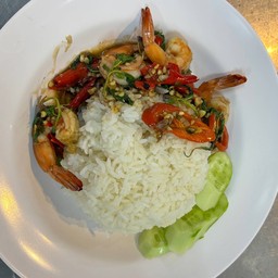 กระเพรากุ้งราดข้าว