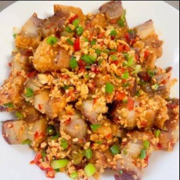 หมูกรอบคั่วพริกเกลือจุใจ(กับข้าว)