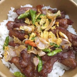 ข้าวหมูแดดเดียวทอดกระเทียมพริกสด