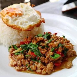 กระเพราไก่สับไข่ดาว