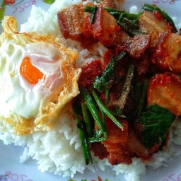 ผัดสุกกี้หมูกรอบ(ราดข้าว)