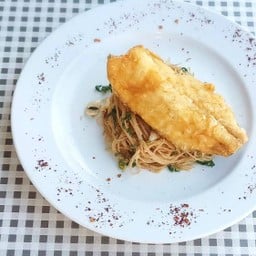 พาสต้าผัดพริกแห้งท็อปปิ้งปลากะพงขาวทอดกรอบ