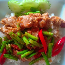 พริกแกงหมูไส่ถั่วราดข้าว