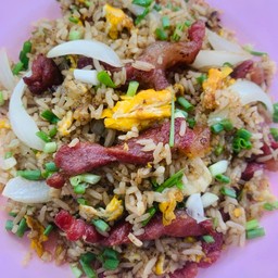 ข้าวผัดหมูแดดเดียวใส่หอมหัวใหญ่+ต้นหอม